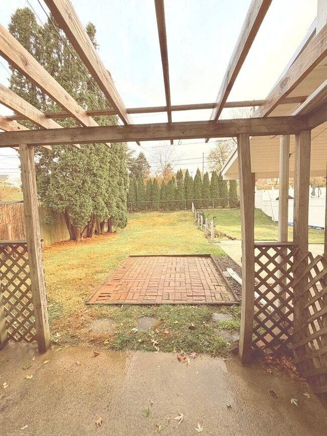 Building Photo - 3 Bedroom House