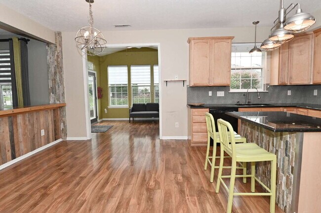 Building Photo - Spacious 4-Bedroom Haven with 2.5 Baths and Nearly 3,000 Sq Ft of Comfort in Indianapolis!