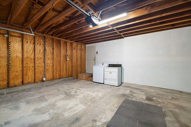 Building Photo - 11050 Keswick St