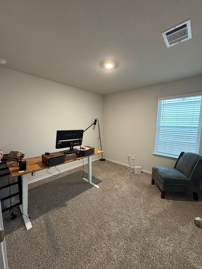 Building Photo - $300 OFF 1ST MONTH RENT IF YOU MOVE IN WIT...