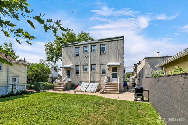 Building Photo - 91 2nd St