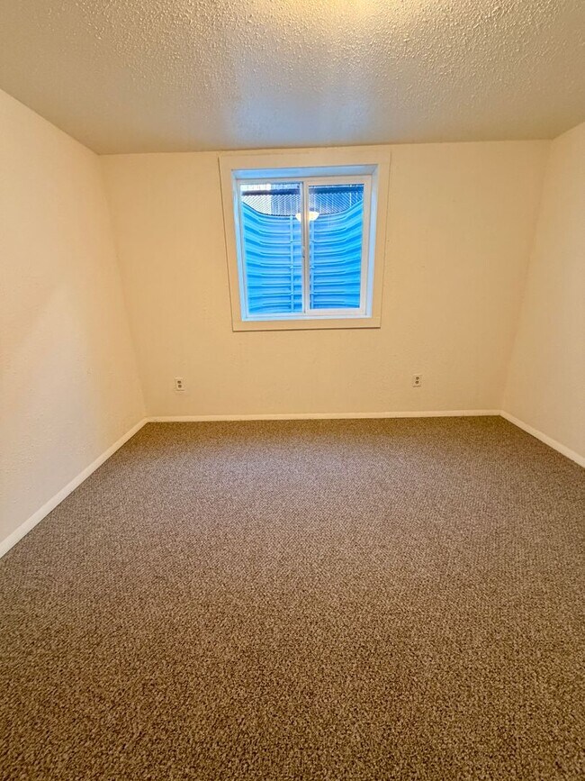 Building Photo - Lovely 5-bedroom, 2¾-bath home located in ...