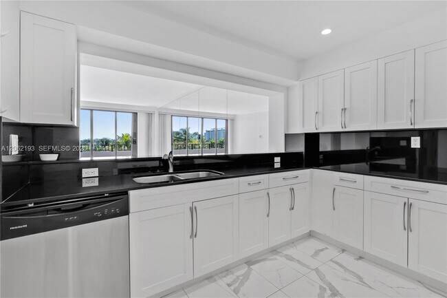 Building Photo - 151 Crandon Blvd