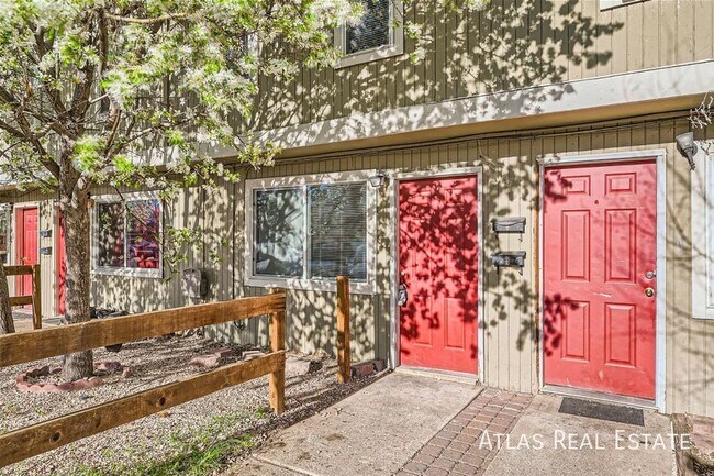 Building Photo - 904 Excalibur St