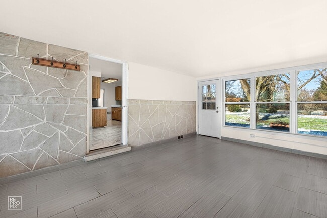 Building Photo - 304 E Golf Rd