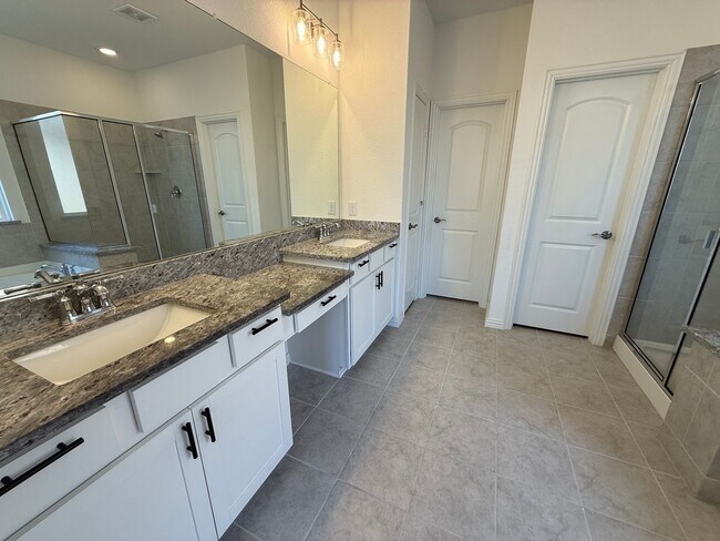 Building Photo - 5 Bedroom, Great Price!