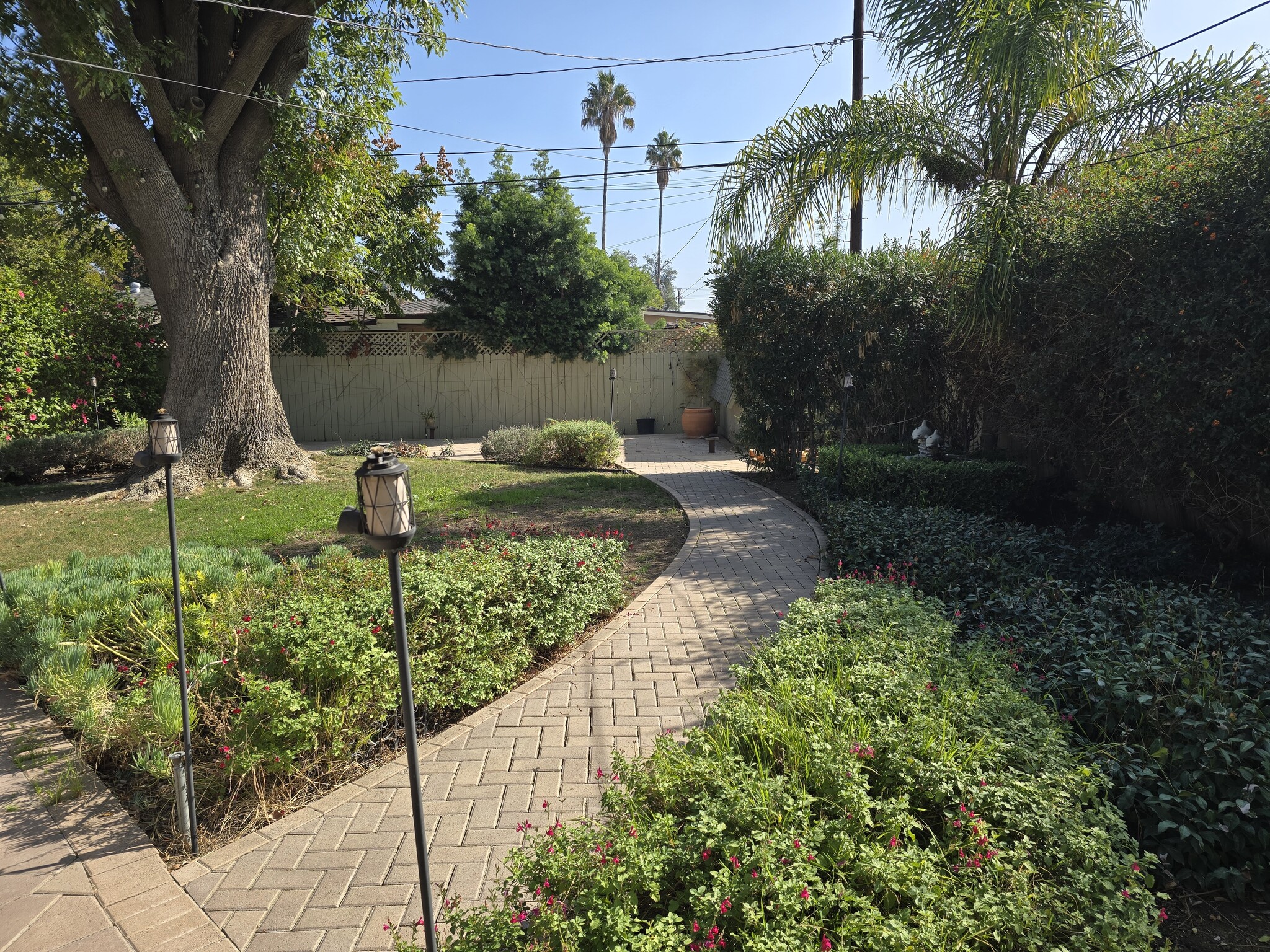 Building Photo - 8834 Boyar Ave