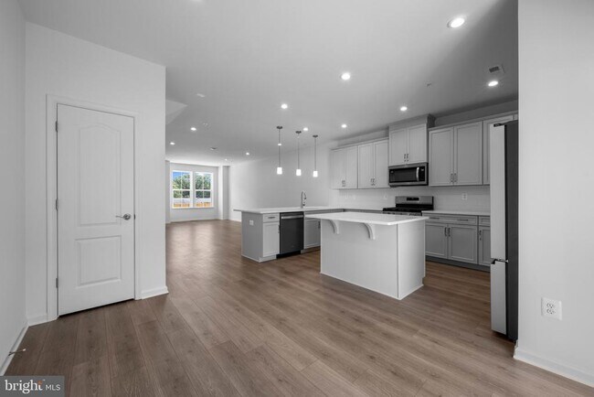 Building Photo - 8263 Longford Rd
