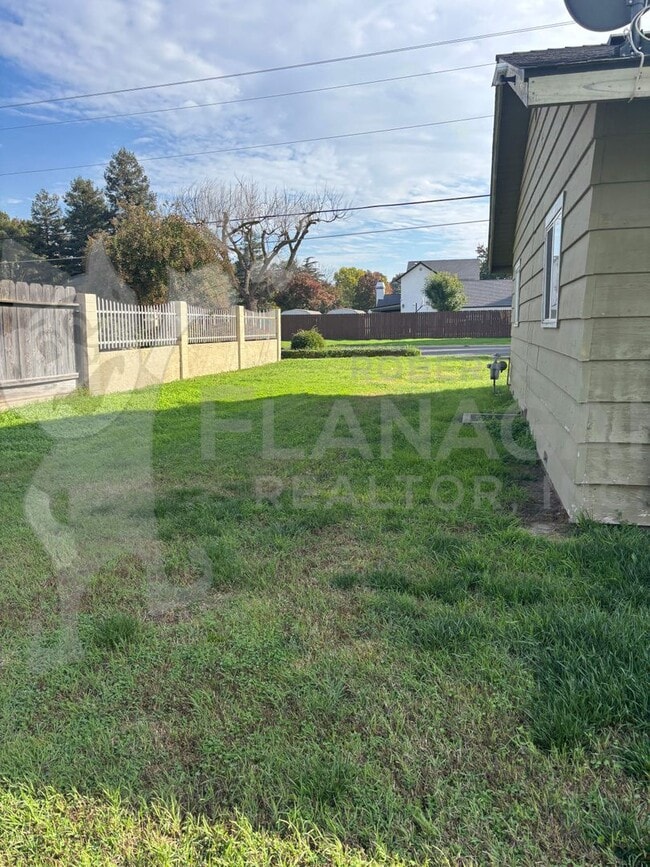 Building Photo - 2 Bedroom/1 bathroom home on large lot