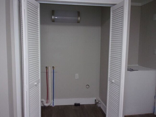 Building Photo - Renovated 2 Bedroom 1 1/2 Bath Townhome of...