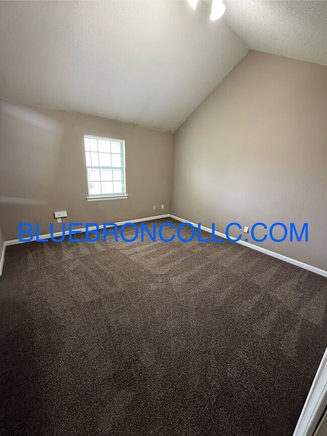 Building Photo - 2 bedroom 1.5 bath with attached garage, G...