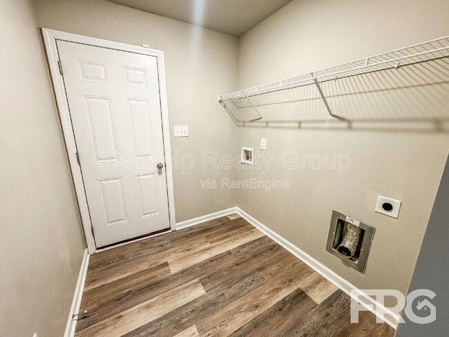 Building Photo - 102 Michael Thomas Pl