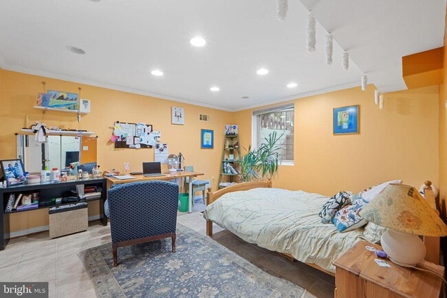 Building Photo - 5929 Avon Dr