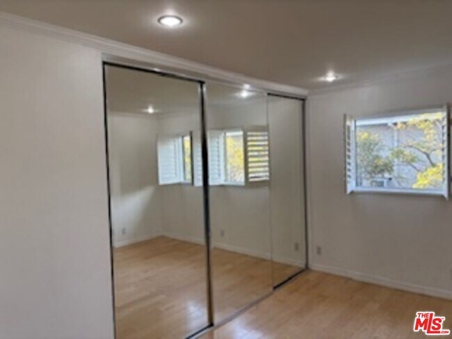 Building Photo - 11645 Montana Ave