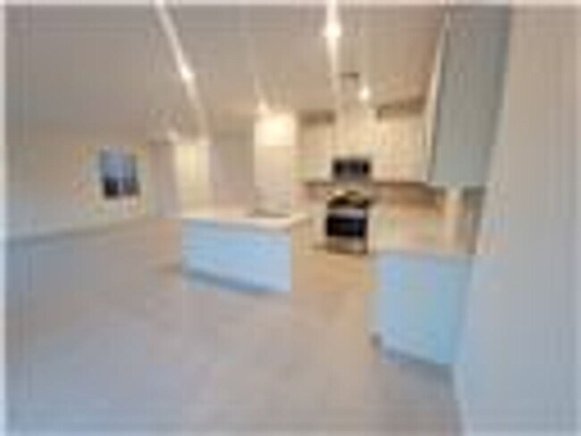 Building Photo - Beautiful 4 bedroom House
