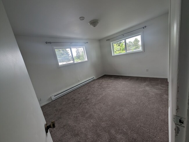 Building Photo - Cute and Cozy, Centrally Located Triplex with Yard