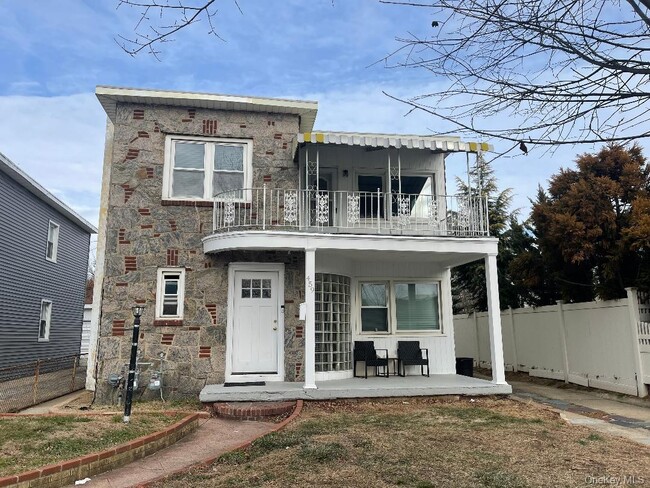 Building Photo - 459 E Chester St