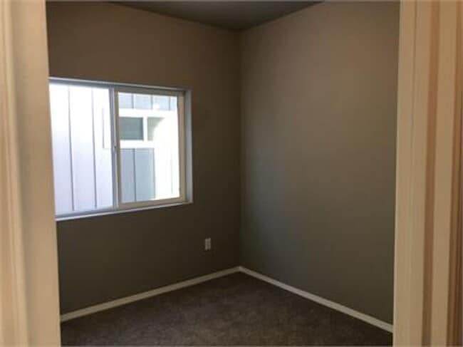 Building Photo - Beautiful 3 bedroom 2 bath house in Bozeman with a fenced yard