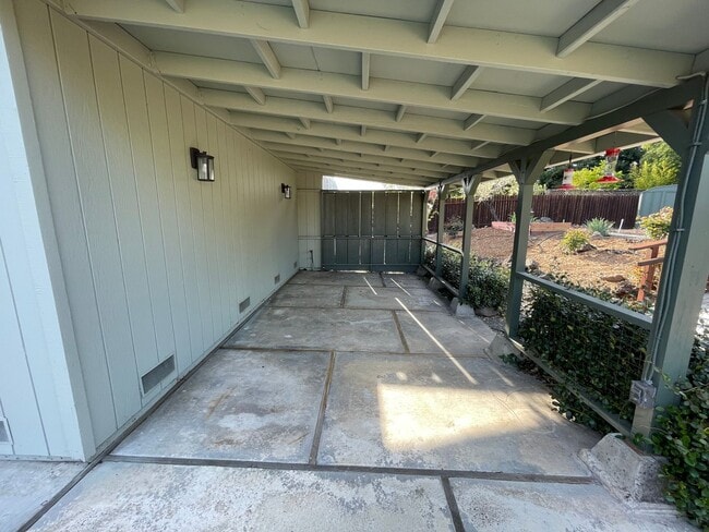 Building Photo - Spacious three bedroom home in desirable Windsor neighborhood!