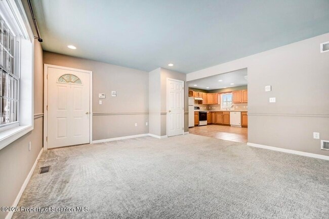 Building Photo - 28 Robin Ln