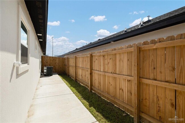 Building Photo - 16 Selena St