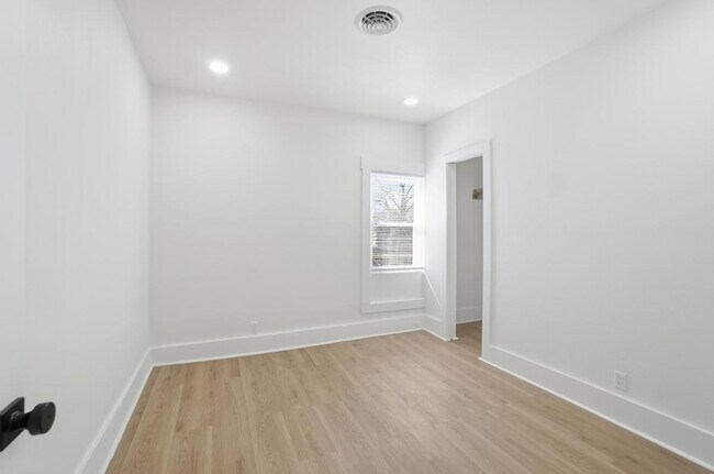 Building Photo - 630 Ewing Ave