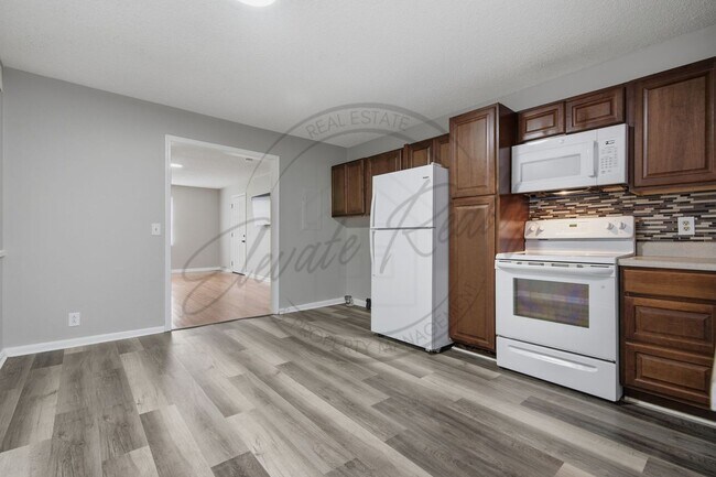 Building Photo - Two Bedroom Duplex in Hermitage with Back Deck!