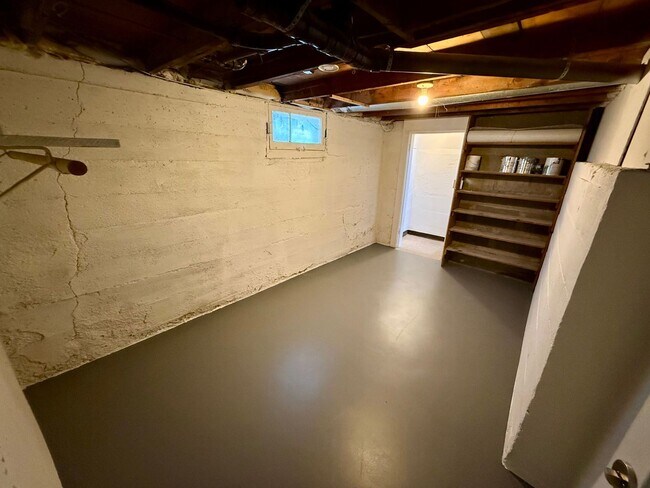 Building Photo - For Rent: 2 Bedroom, 1 Bathroom Home with Garage and Large Yard