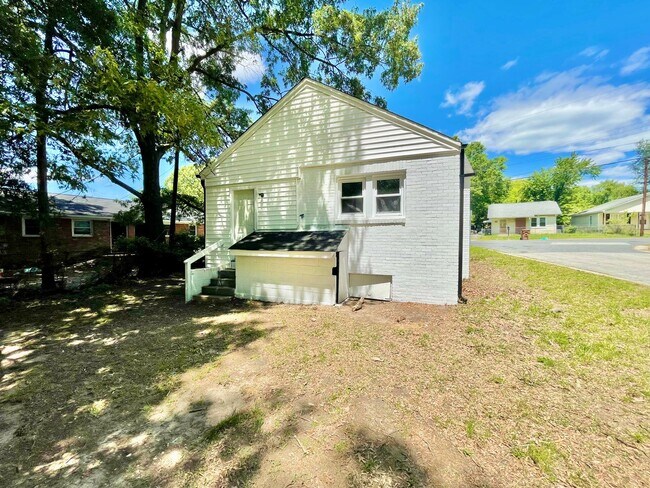 Building Photo - Freshly renovated 3 Bed 1 Bath Home Near UNCG!