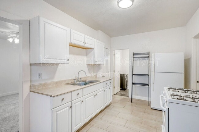 Building Photo - 654 Meade St