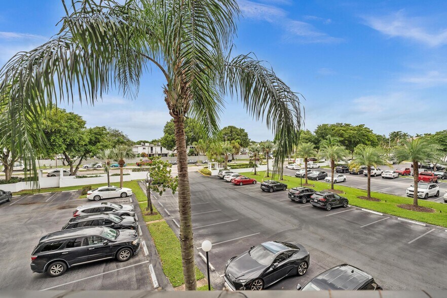 Building Photo - 1000 Parkview Dr