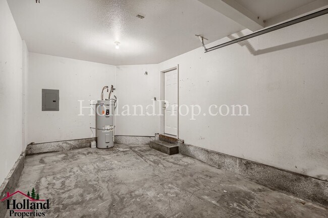 Building Photo - COming Soon! Charming & Convenient Living in Southeast Portland!