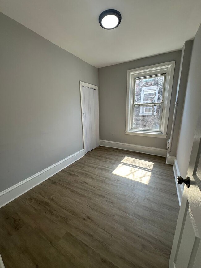 Building Photo - LARGE 4 Bed, 1.5 Bath ready for rent!