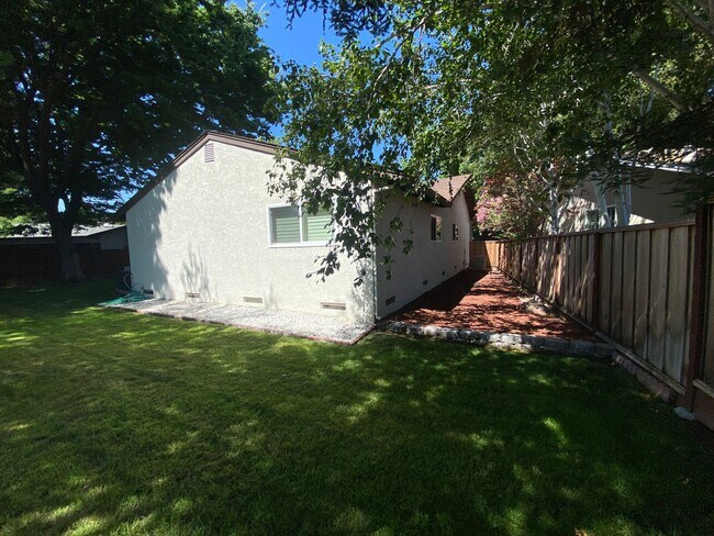 Building Photo - 4 Bed/2 BA Single Story Home, Downtown Ple...