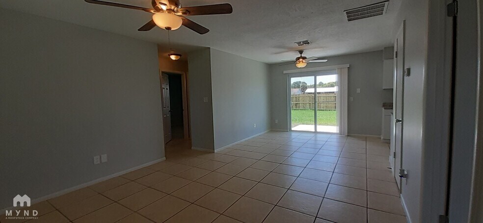 Building Photo - 628 Royal Palm Dr