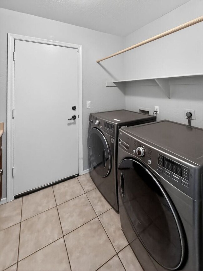 Building Photo - Charming 4 Bedrooms/ 3.5 Bath Home in Desirable Fox Crossing!!