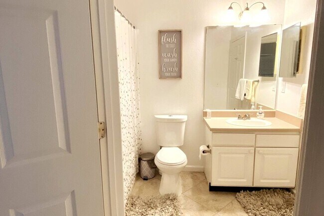 Building Photo - Amazing Furnished or Unfurnished 2-Bedroom Condo in Seminole – Steps from the Beach!