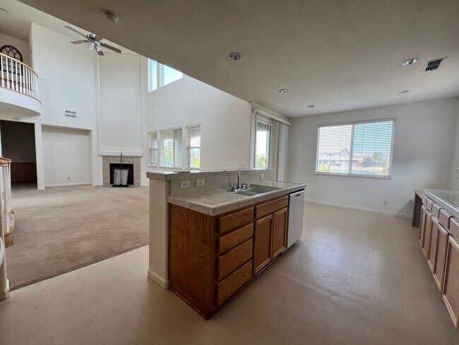 Building Photo - Luxury LAKEFRONT property!!!