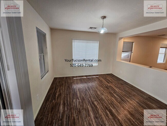Building Photo - 3/2 & a Loft, AC off of River Road near Oracle Road