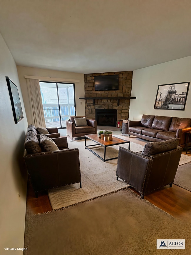Building Photo - 1 - Bedroom / 1-Bath Penthouse Unit with I...