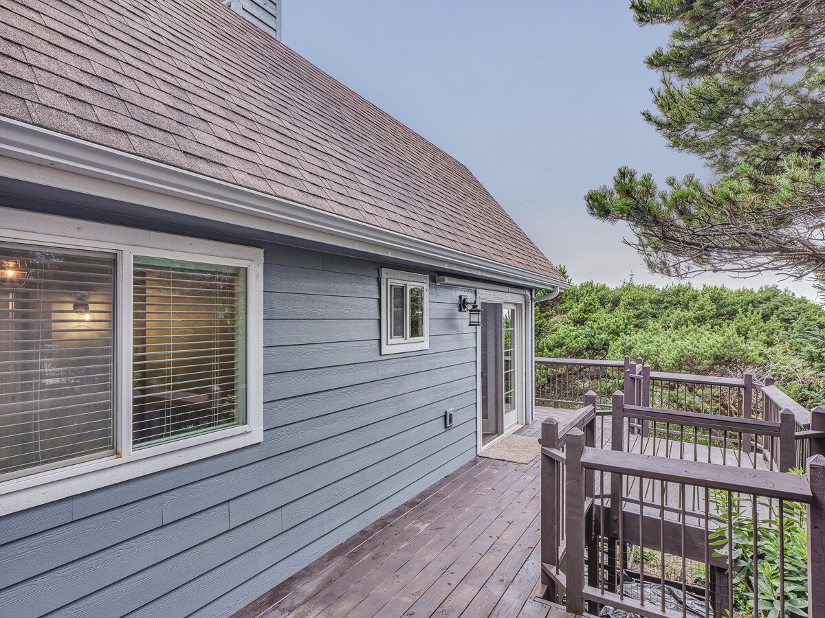 Building Photo - 1115 SW Whitecap Dr
