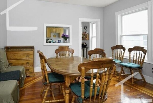Building Photo - Spacious Davis Sq. House w Laundry in Unit...