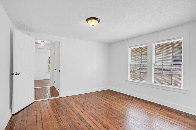 Building Photo - 906 E 39th St