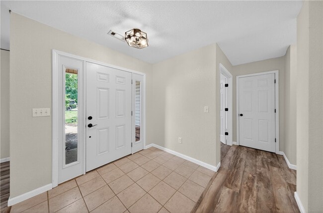 Building Photo - 903 Tyra Ln