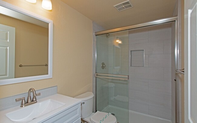 Building Photo - Gorgeous Townhome in Laguna Del Mar Community!