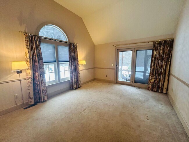 Building Photo - Beautiful 4 Bed/2.5 Bath Condo Available Now in Portsmouth NH |