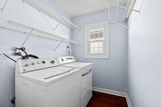 Building Photo - 407 Manila Ave