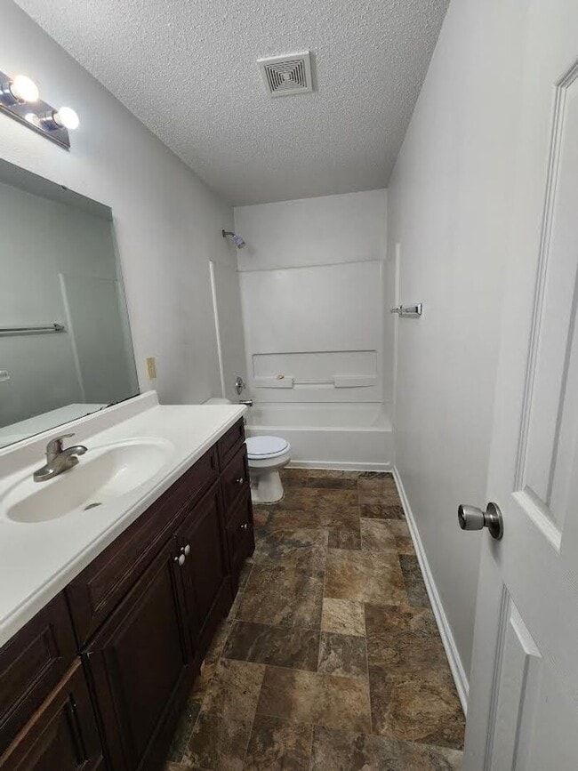 Building Photo - Lovely 4br/ 2.5 bath Single family home Ne...