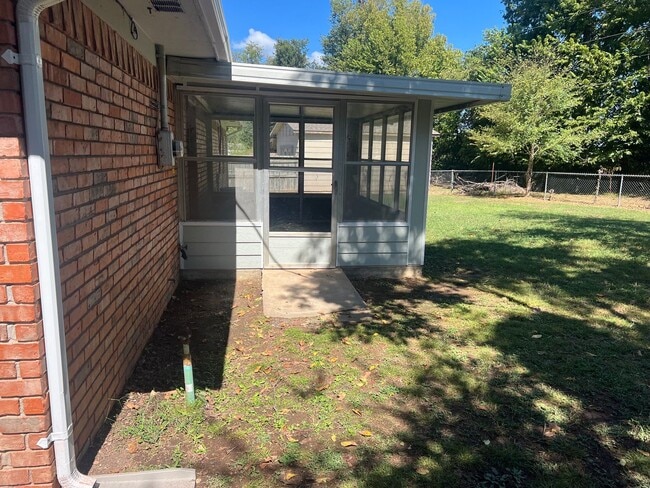 Building Photo - 3 Bedroom 1 bath