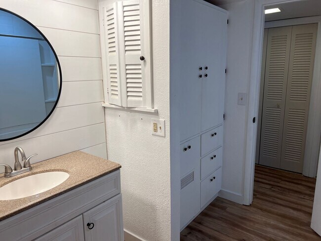 Building Photo - 4 Bedroom 2 bath home near lake Tenkiller with office